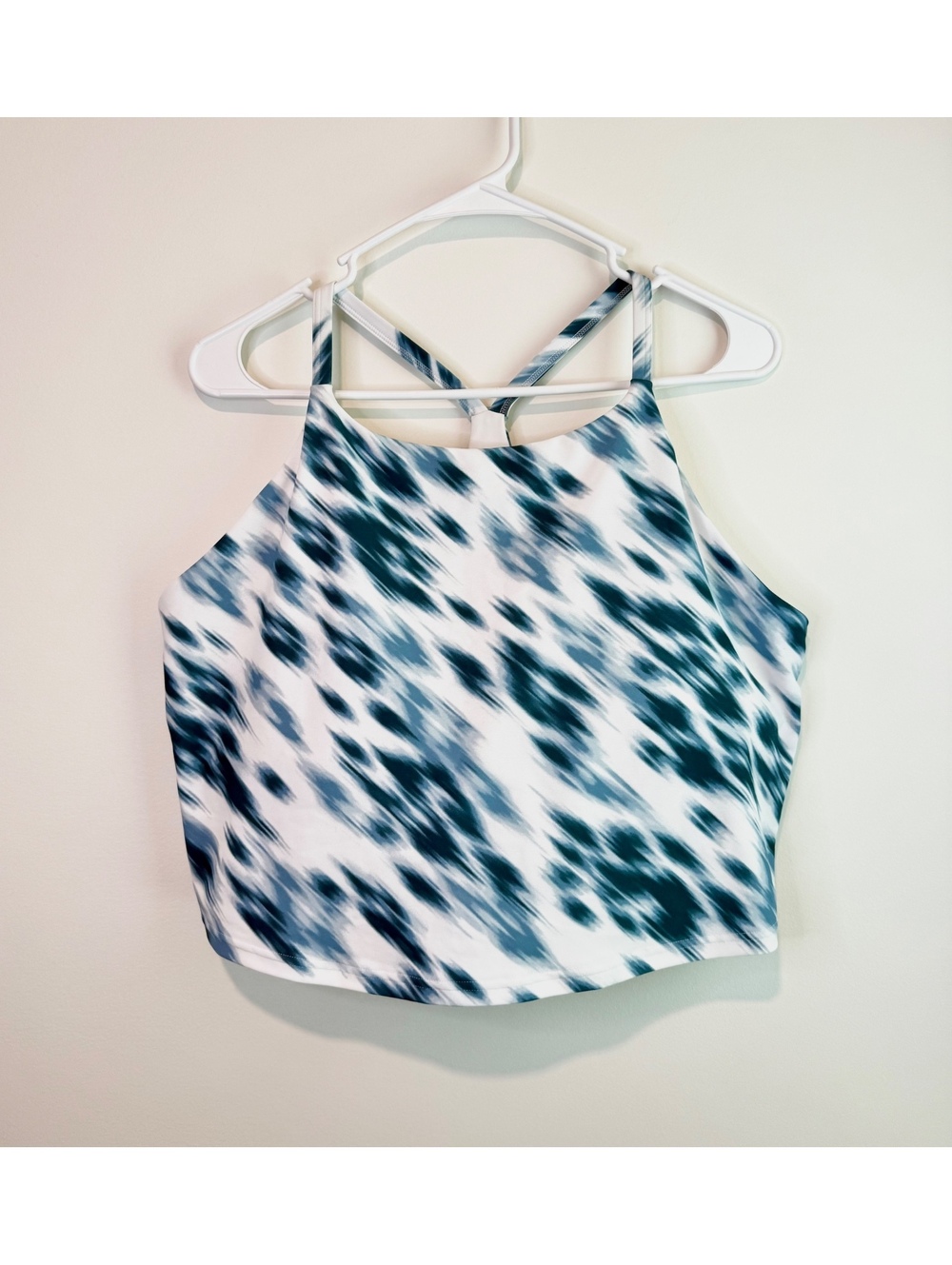 Old Navy Women's 2X Blue and White Patterned Athletic Top with Pads